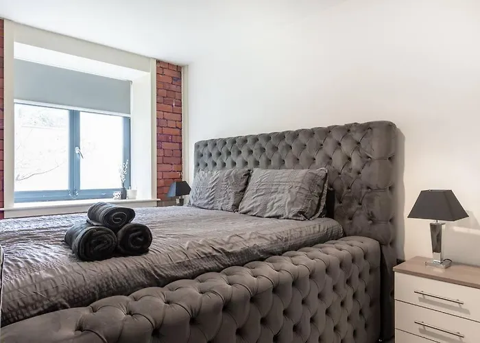 2 Bed Apartment With Pool Table