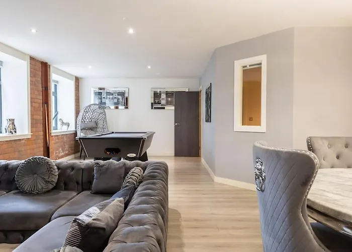 2 Bed Apartment With Pool Table