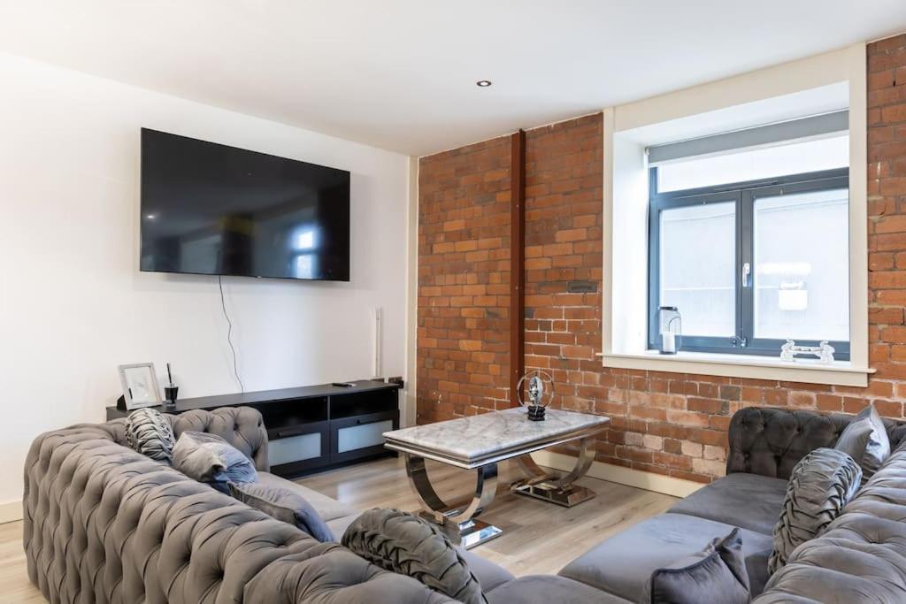 2 Bed With Pool Table